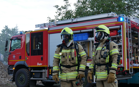 FW Celle: Bundeswehr-Feuerwehr und Feuerwehr Celle üben gemeinsam - Foto: presseportal.de