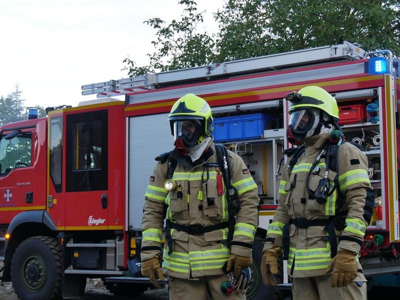FW Celle: Bundeswehr-Feuerwehr und Feuerwehr Celle üben gemeinsam - Foto: presseportal.de