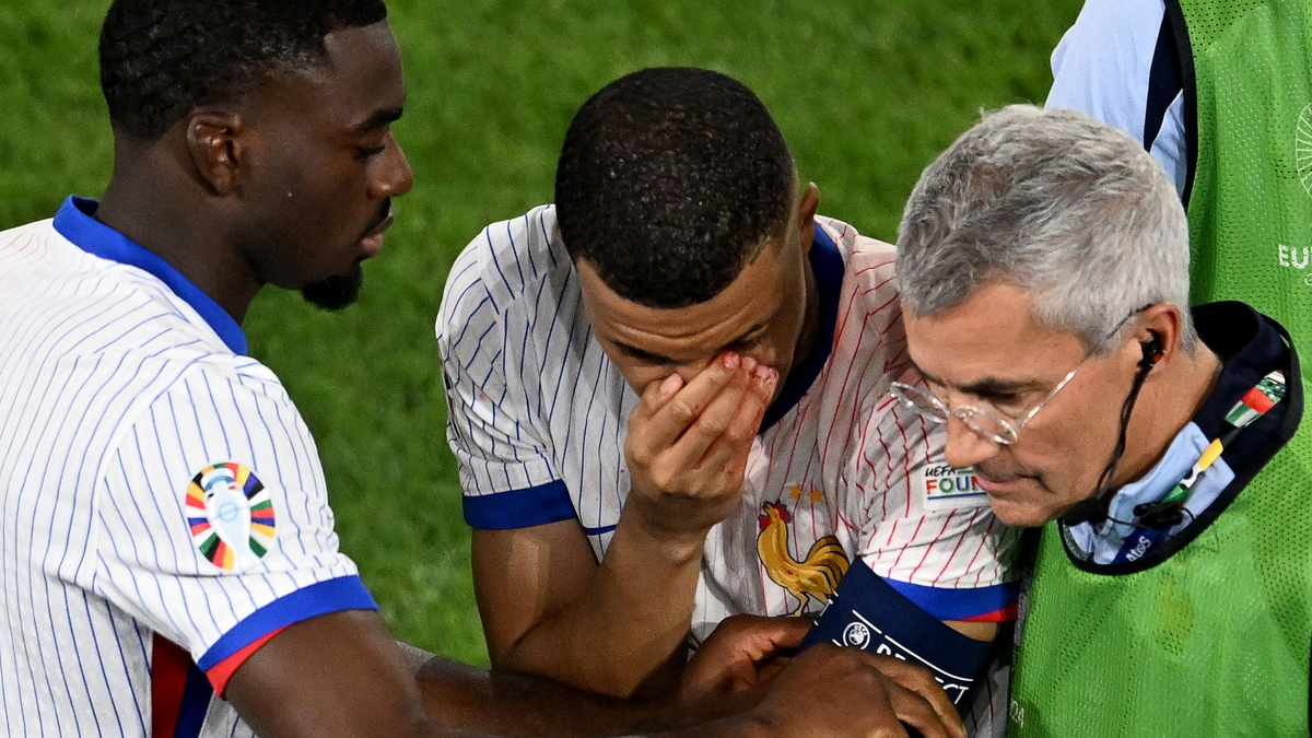 Mbappé (M) musste mit stark blutender Nase ausgewechselt werden. - Foto: Fabian Strauch/dpa