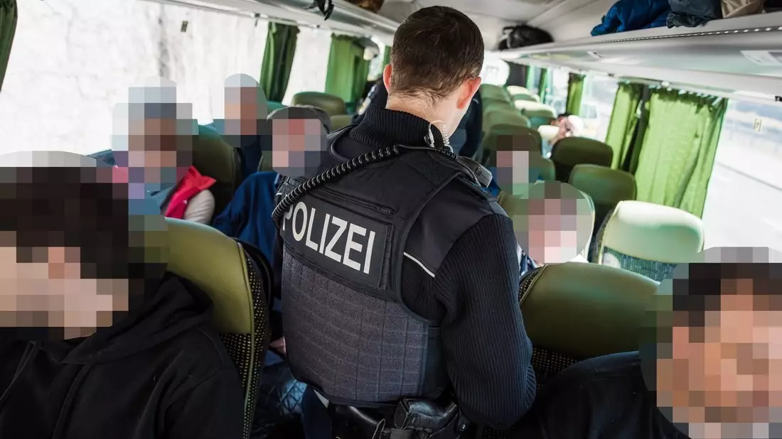 Bundespolizeidirektion München: Mit erschlichenem Visum zur EM/ Bundespolizei ertappt russischen Busreisenden - Bild: presseportal.de