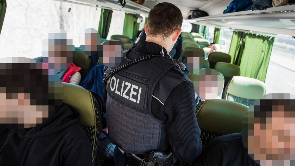 Bundespolizeidirektion München: Mit erschlichenem Visum zur EM/ Bundespolizei ertappt russischen Busreisenden - Foto: presseportal.de