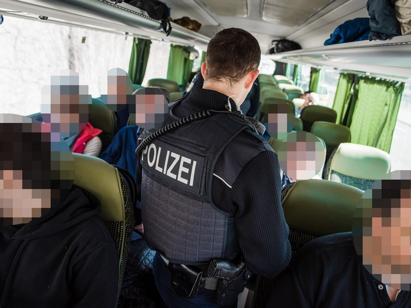 Bundespolizeidirektion München: Mit erschlichenem Visum zur EM/ Bundespolizei ertappt russischen Busreisenden - Foto: presseportal.de