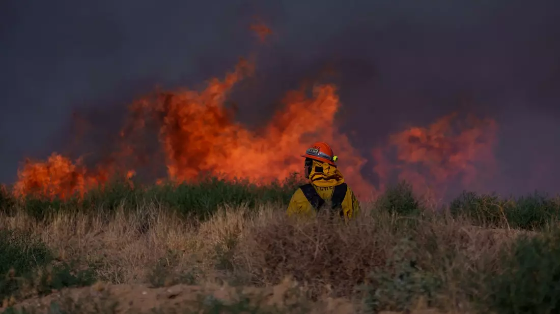Kampf gegen die Flammen in Kalifornien (Archivbild). - Bild: Eric Thayer/AP/dpa