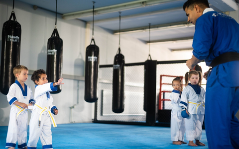 Falk Berberich und Robin Baumann vermitteln Kindern mit dem JUNIOR HEROES Konzept die Fähigkeiten der Selbstverteidigung und wichtige Lebenskompetenzen - Foto: presseportal.de