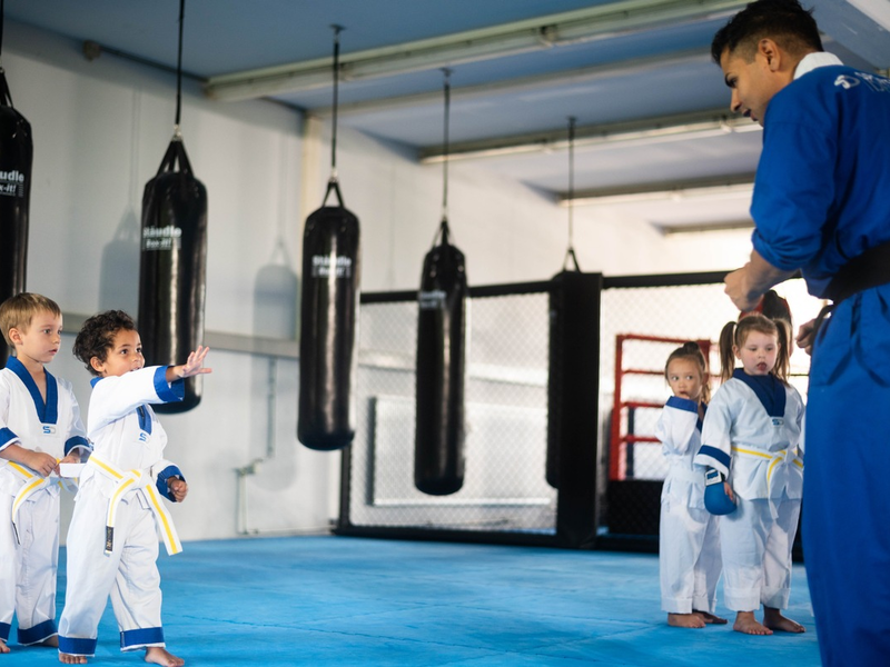 Falk Berberich und Robin Baumann vermitteln Kindern mit dem JUNIOR HEROES Konzept die Fähigkeiten der Selbstverteidigung und wichtige Lebenskompetenzen - Foto: presseportal.de