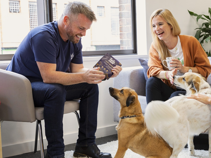 Zurück ins Büro - nicht ohne meinen Hund / Wie vierbeinige Wohlfühlmanager den Arbeitsplatz bereichern - Foto: presseportal.de