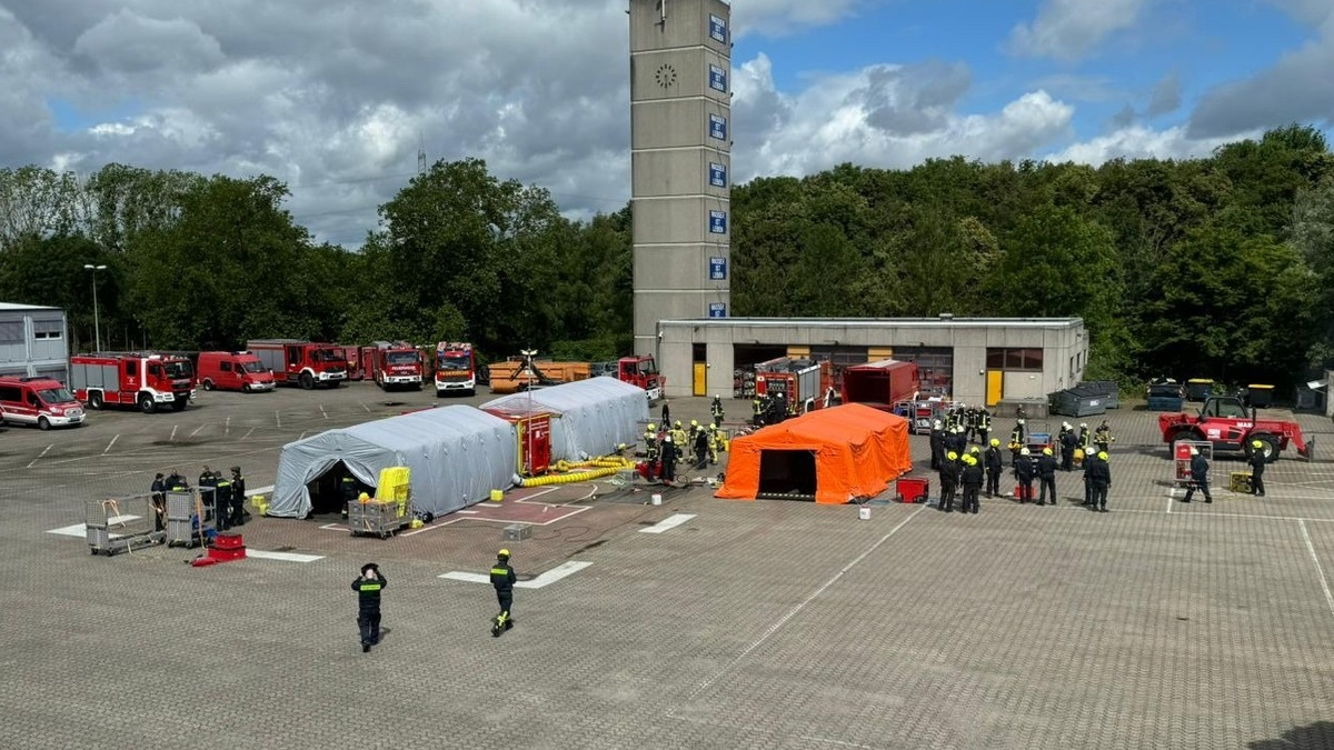 FW Moers: Dekontamination von verletzten Personen - Einsatzkräfte üben den Aufbau des Verletzten-Dekontaminationsplatz 50 NRW (Dekon V 50) - Foto: presseportal.de