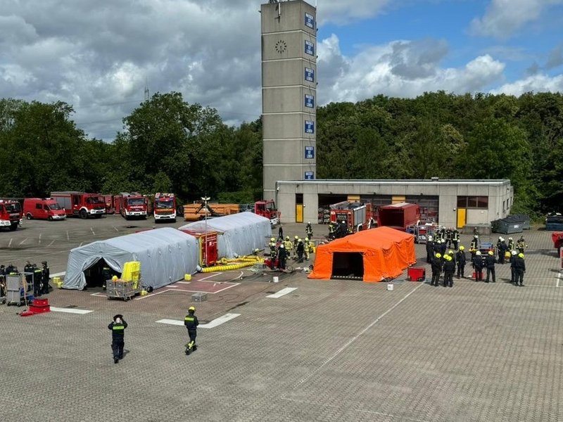 FW Moers: Dekontamination von verletzten Personen - Einsatzkräfte üben den Aufbau des Verletzten-Dekontaminationsplatz 50 NRW (Dekon V 50) - Foto: presseportal.de