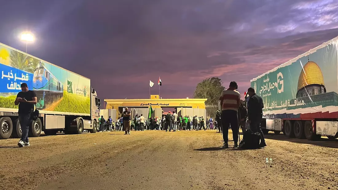 Der Grenzübergang Rafah in Ägypten: Mehr als 100.000 Palästinenser sind seit Kriegsbeginn ins benachbarte Ägypten geflüchtet. - Bild: Omar Aziz/AP/dpa