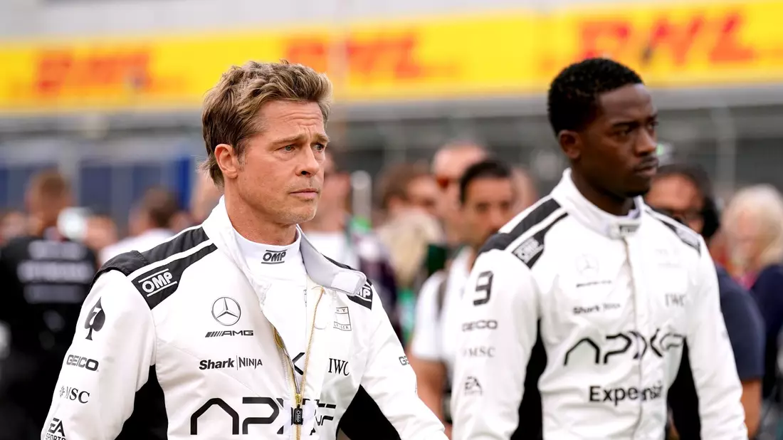 Brad Pitt (l) und Damson Idris spielen in dem Formel-1-Film, der in einem Jahr in die Kinos kommen soll. - Bild: Tim Goode/Press Association/dpa