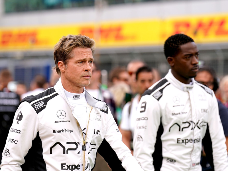 Brad Pitt (l) und Damson Idris spielen in dem Formel-1-Film, der in einem Jahr in die Kinos kommen soll. - Foto: Tim Goode/Press Association/dpa