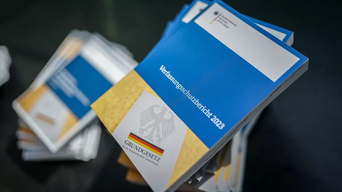 Der Verfassungsschutz hat im vergangenen Jahr einen Zuwachs sowohl bei Linksextremismus als auch im Rechtsextremismus festgestellt. - Bild: Kay Nietfeld/dpa