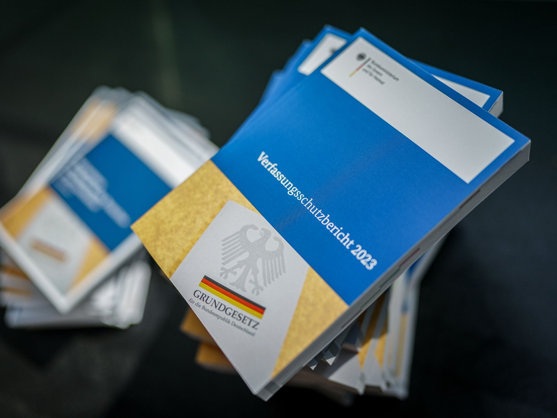 Den Verfassungsschutzbericht für 2023 stellten Bundesinnenministerin Nancy Faeser (SPD) und der Präsident des Bundesamtes für Verfassungsschutz, Thomas Haldenwang, im Sommer gemeinsam vor. (Archivbild) - Foto: Kay Nietfeld/dpa