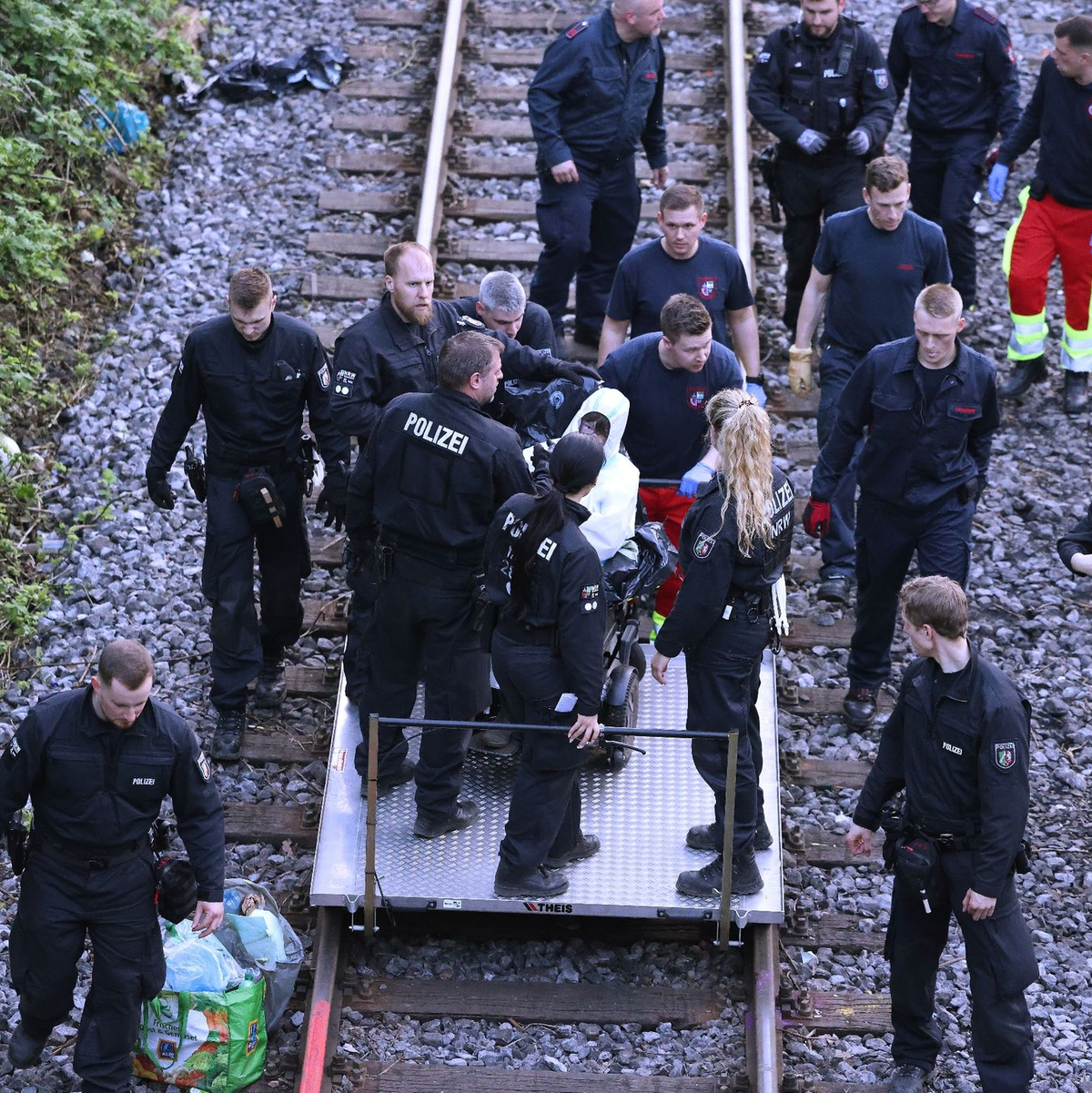 Klimaaktivisten der Gruppe «Ende Gelände» blockierten im April in Gelsenkirchen das Uniper-Steinkohlekraftwerk Scholven. Der Verfassungsschutz hat die Klimaschutz-Bewegung als linksextremistischen Verdachtsfall eingestuft. - Foto: David Young/dpa