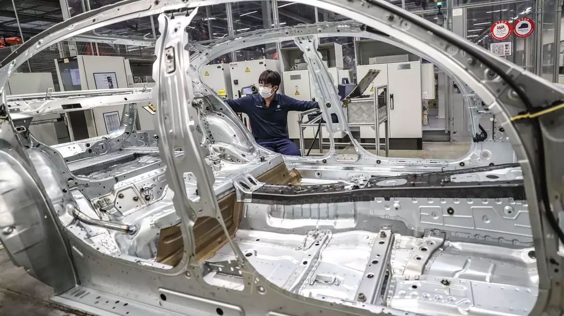 Autoproduktion im nordostchinesischen Shenyang. Laut dem Statitischen Bundesamt ist der chinesische Anteil an den Importen reiner Elektroautos zuletzt deutlich gestiegen. - Bild: Pan Yulong/XinHua/dpa
