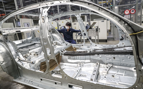 Autoproduktion im nordostchinesischen Shenyang. Laut dem Statitischen Bundesamt ist der chinesische Anteil an den Importen reiner Elektroautos zuletzt deutlich gestiegen. - Foto: Pan Yulong/XinHua/dpa