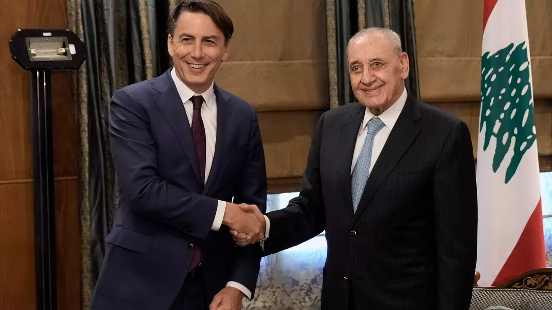 Amos Hochstein (l) bemüht sich um eine Eindämmung des Konflikts zwischen Israel und der libanesischen Schiitenmiliz Hisbollah - hier schüttelt er die Hand von Parlamentspräsident Nabih Berri. - Bild: Bilal Hussein/AP/dpa