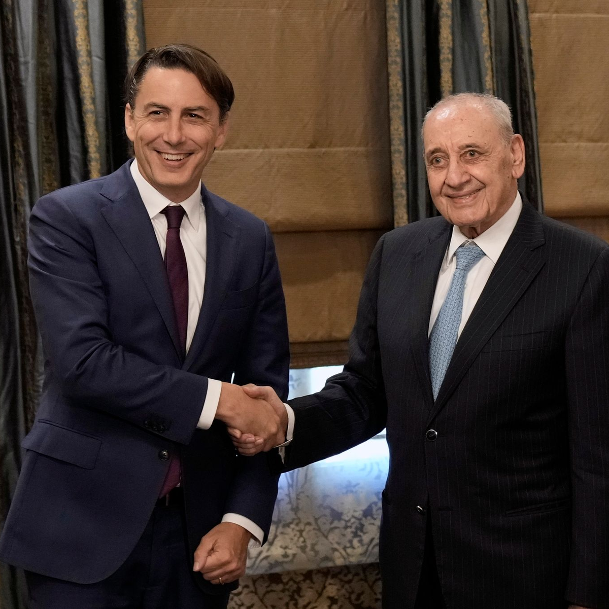 Amos Hochstein (l) bemüht sich um eine Eindämmung des Konflikts zwischen Israel und der libanesischen Schiitenmiliz Hisbollah - hier schüttelt er die Hand von Parlamentspräsident Nabih Berri. - Foto: Bilal Hussein/AP/dpa