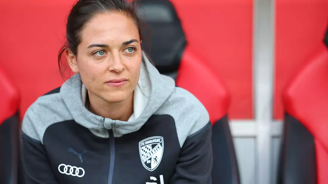 Die Trainerin Sabrina Wittmann gibt beim FC Ingolstadt als Cheftrainerin den Takt an. - Bild: Daniel Karmann/dpa