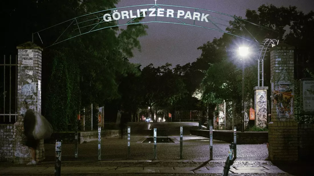 Während ihr vergangenes Album «Rap über Hass» (2021) mit verstörenden und brachialen Texten wieder mehr an die Anfänge der Gruppe erinnerte, mutet «Görlitzer Park» jetzt düsterer und ernüchterter an - mal mit melancholischen und mal auch mit tanzbaren elektronischen Beats. - Bild: Checkyourhead/dpa