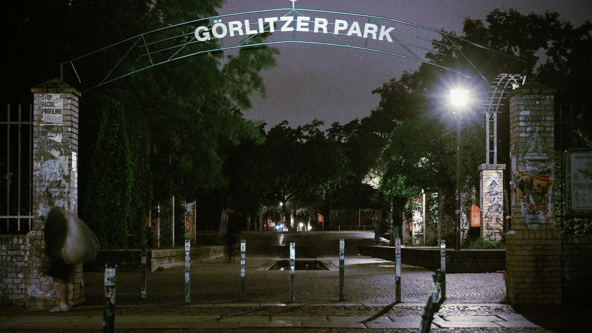 Während ihr vergangenes Album «Rap über Hass» (2021) mit verstörenden und brachialen Texten wieder mehr an die Anfänge der Gruppe erinnerte, mutet «Görlitzer Park» jetzt düsterer und ernüchterter an - mal mit melancholischen und mal auch mit tanzbaren elektronischen Beats. - Foto: Checkyourhead/dpa