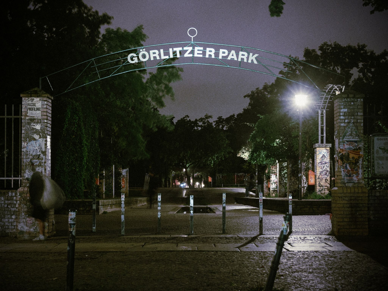 Während ihr vergangenes Album «Rap über Hass» (2021) mit verstörenden und brachialen Texten wieder mehr an die Anfänge der Gruppe erinnerte, mutet «Görlitzer Park» jetzt düsterer und ernüchterter an - mal mit melancholischen und mal auch mit tanzbaren elektronischen Beats. - Foto: Checkyourhead/dpa