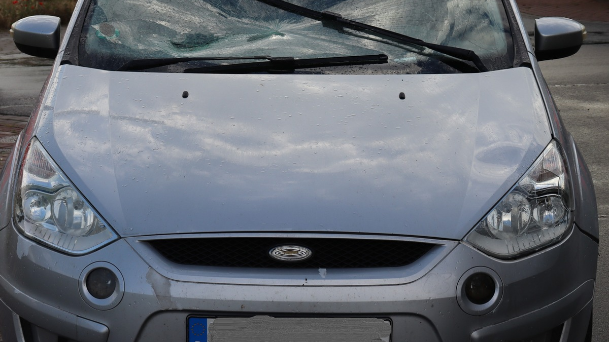 POL-HF: E-Scooter-Fahrer prallt gegen Windschutzscheibe - 18-Jähriger schwer verletzt - Foto: presseportal.de