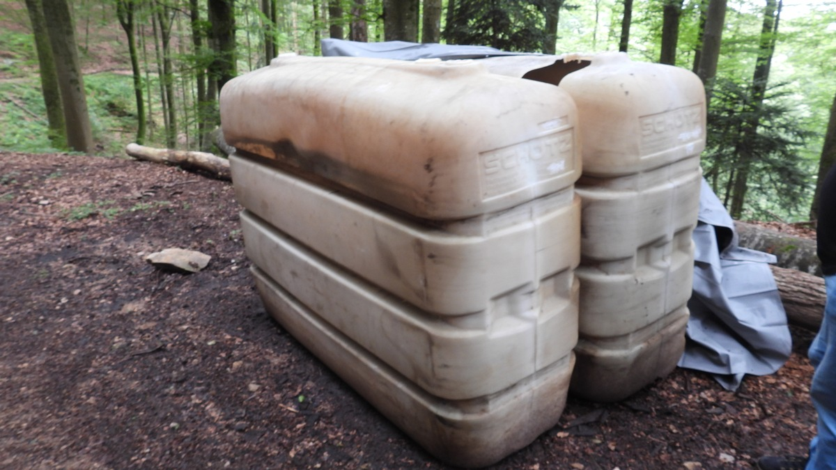 POL-FR: Müllheim/Neuenburg/Badenweiler: Mehrere Fälle illegaler Entsorgung von alten Öltanks und weiteren Gegenständen im Wald - Zeugen gesucht - Foto: presseportal.de