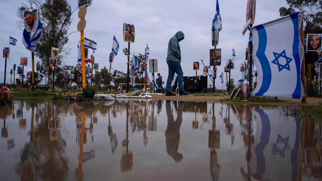 Menschen besuchen den Ort, an dem am 7. Oktober 2023 bei dem Terrorangriff der Hamas auf das Nova-Musikfestival hunderte Feiernde getötet und entführt wurden. - Bild: Oded Balilty/AP/dpa