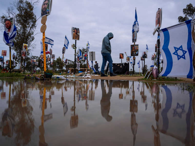 Menschen besuchen den Ort, an dem am 7. Oktober 2023 bei dem Terrorangriff der Hamas auf das Nova-Musikfestival hunderte Feiernde getötet und entführt wurden. - Foto: Oded Balilty/AP/dpa