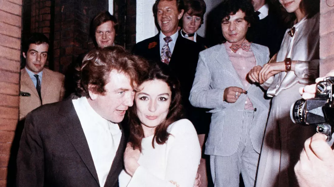 Anouk Aimée und Albert Finney nach ihrer standesamtlichen Hochzeit im August 1970 in London. - Bild: Eddie Worth/AP/dpa
