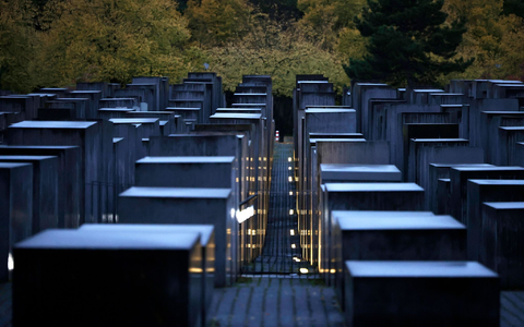 Blick über das Stelenfeld des Mahnmals für die ermordeten Juden Europas: Der Bundestag hatte die Errichtung am 25. Juni 1999 nach jahrelangen Debatten gebilligt. - Foto: Carsten Koall/dpa