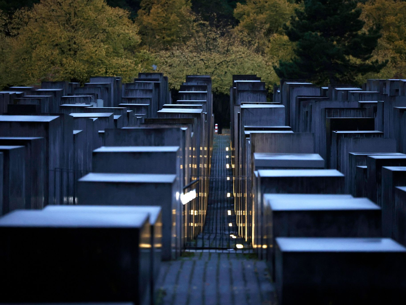 Blick über das Stelenfeld des Mahnmals für die ermordeten Juden Europas: Der Bundestag hatte die Errichtung am 25. Juni 1999 nach jahrelangen Debatten gebilligt. - Foto: Carsten Koall/dpa