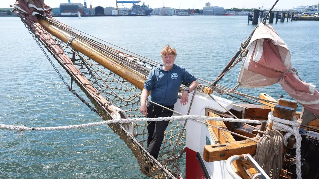 Der Polarforscher und Autor auf seinem Segelschiff «Dagmar Aaen». - Bild: Marcus Brandt/dpa