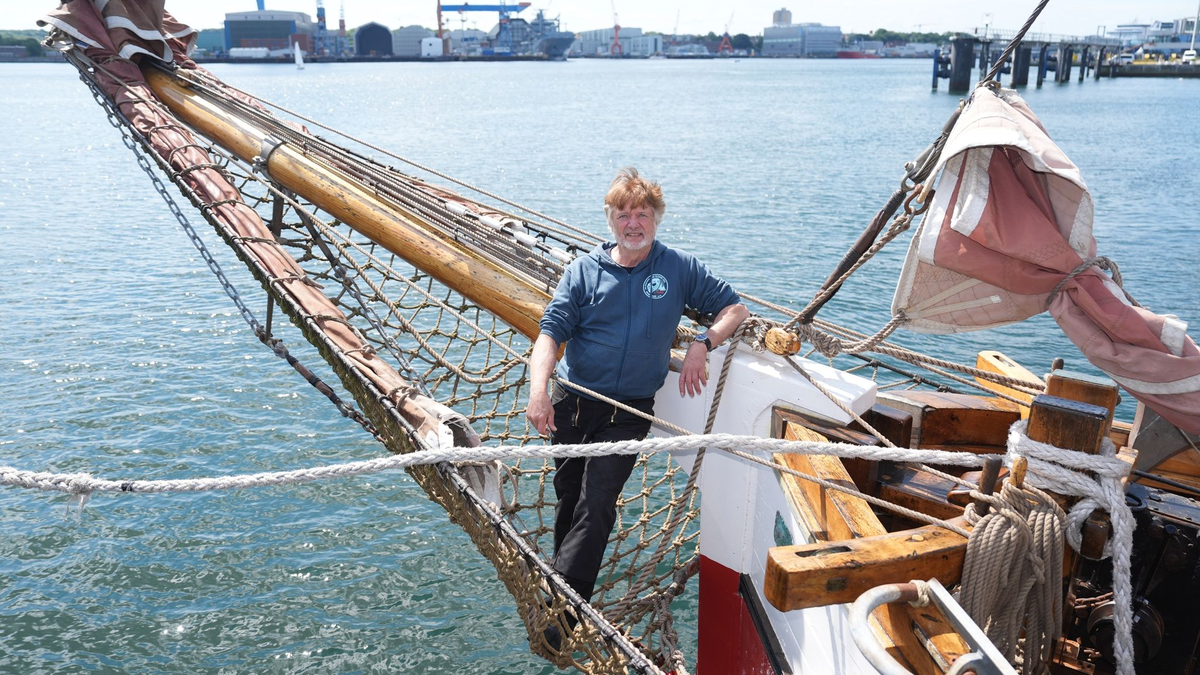 Der Polarforscher und Autor auf seinem Segelschiff «Dagmar Aaen». - Foto: Marcus Brandt/dpa