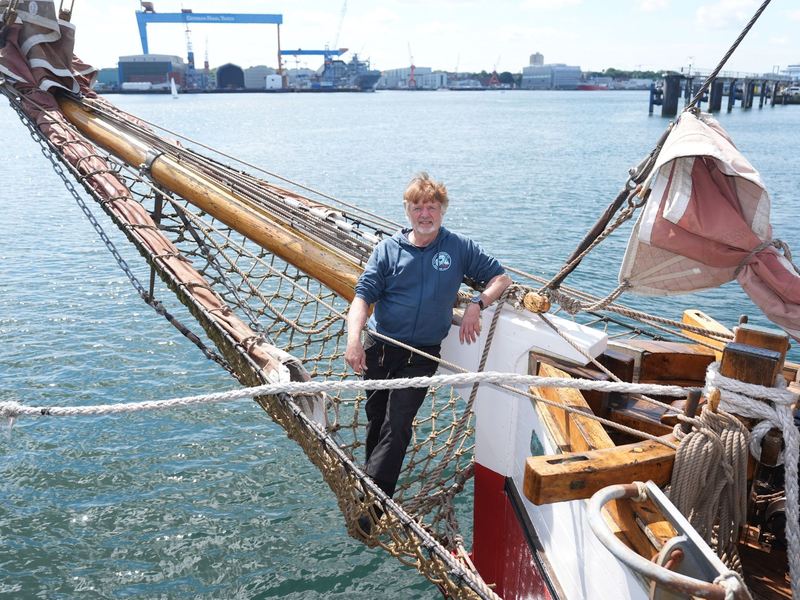 Der Polarforscher und Autor auf seinem Segelschiff «Dagmar Aaen». - Foto: Marcus Brandt/dpa