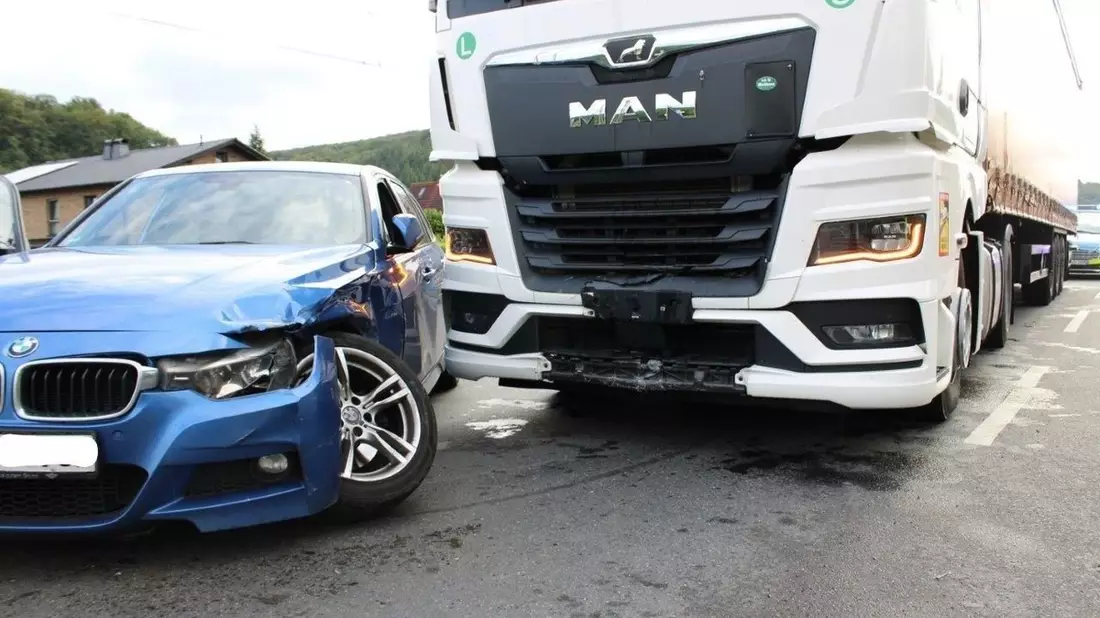 POL-SU: Lkw erfasst Pkw/Frau leicht verletzt - Bild: presseportal.de