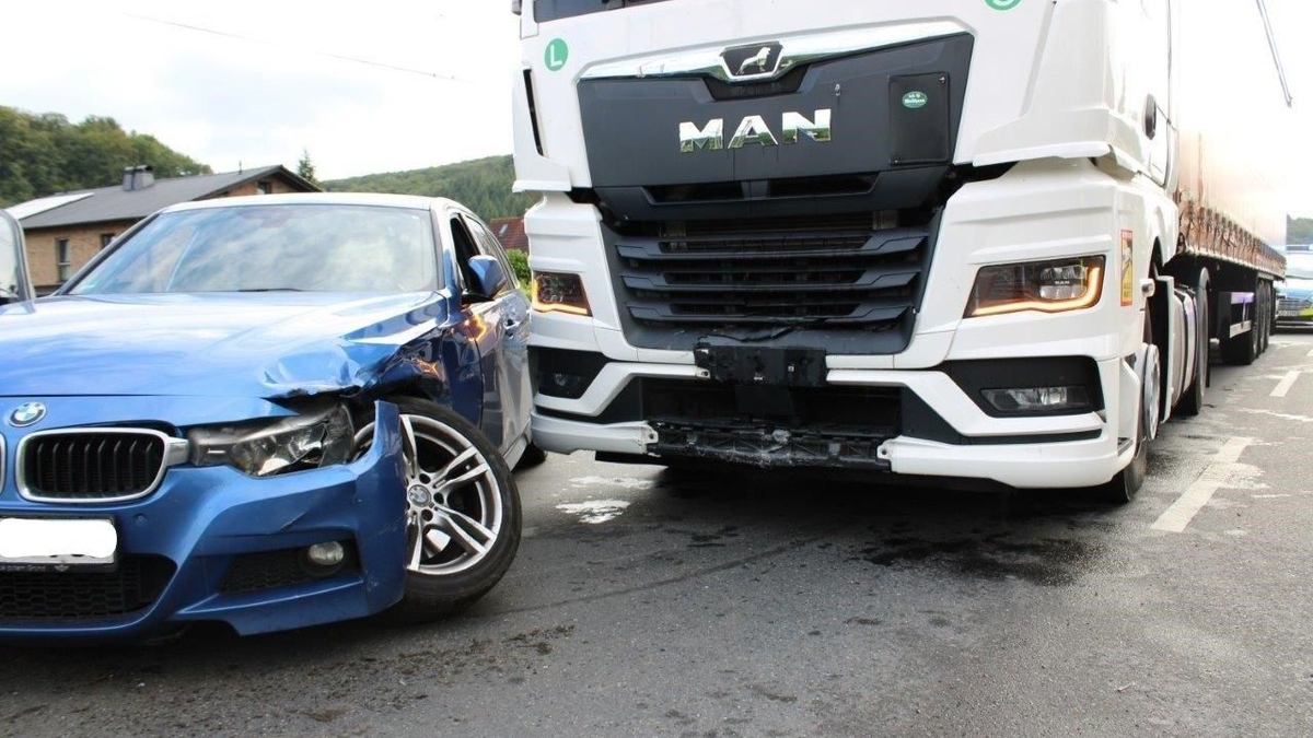 POL-SU: Lkw erfasst Pkw/Frau leicht verletzt - Foto: presseportal.de
