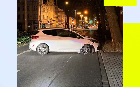 POL-DU: Alt-Hamborn: Alkoholisierter Autofahrer kollidiert mit einem Baum - Foto: presseportal.de