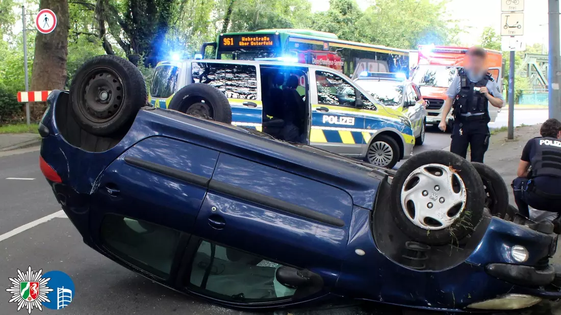 POL-OB: Junger Fahrer verliert Kontrolle über Kleinwagen und landet auf dem Dach - Bild: presseportal.de