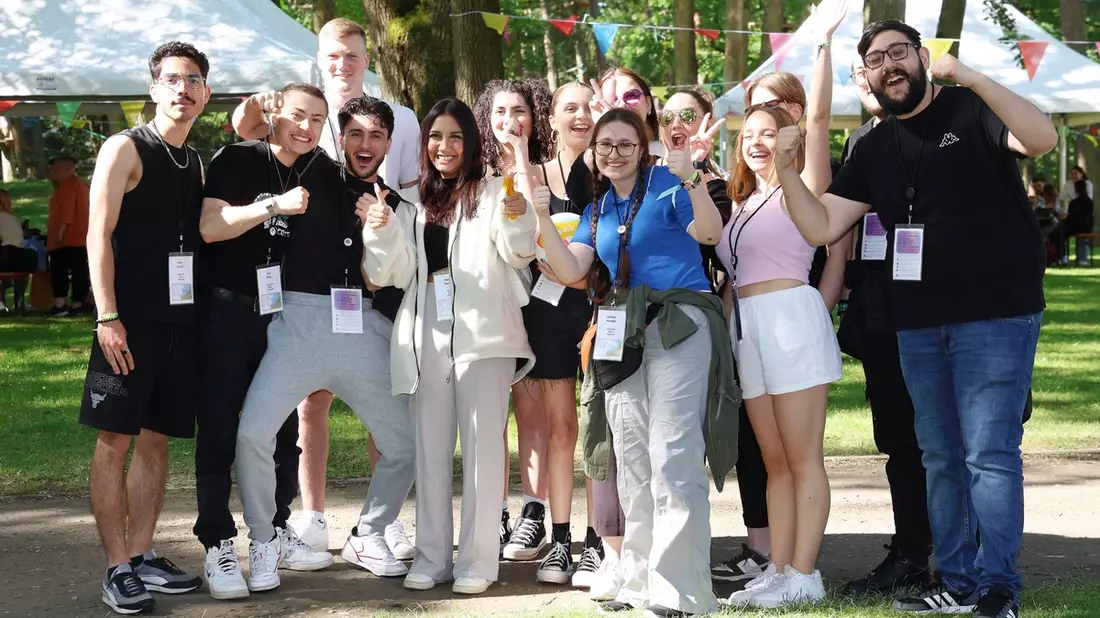 Rookie Festival by XXXLutz: Die Möbelhäuser mit dem Roten Stuhl begeistern rund 700 Azubis am Baggersee - Bild: presseportal.de