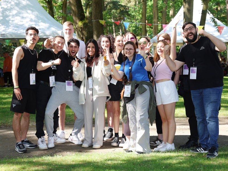 Rookie Festival by XXXLutz: Die Möbelhäuser mit dem Roten Stuhl begeistern rund 700 Azubis am Baggersee - Foto: presseportal.de