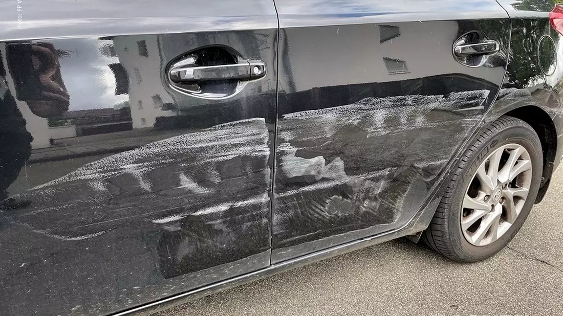 POL-PPWP: Zwischen Autos durchgequetscht - Bild: presseportal.de