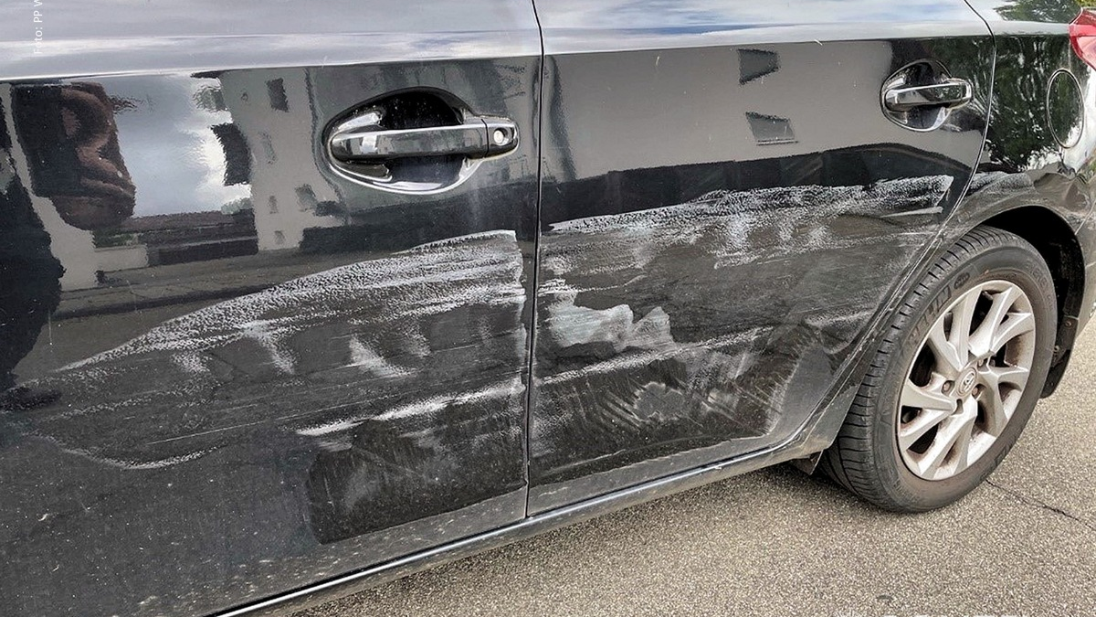 POL-PPWP: Zwischen Autos durchgequetscht - Foto: presseportal.de