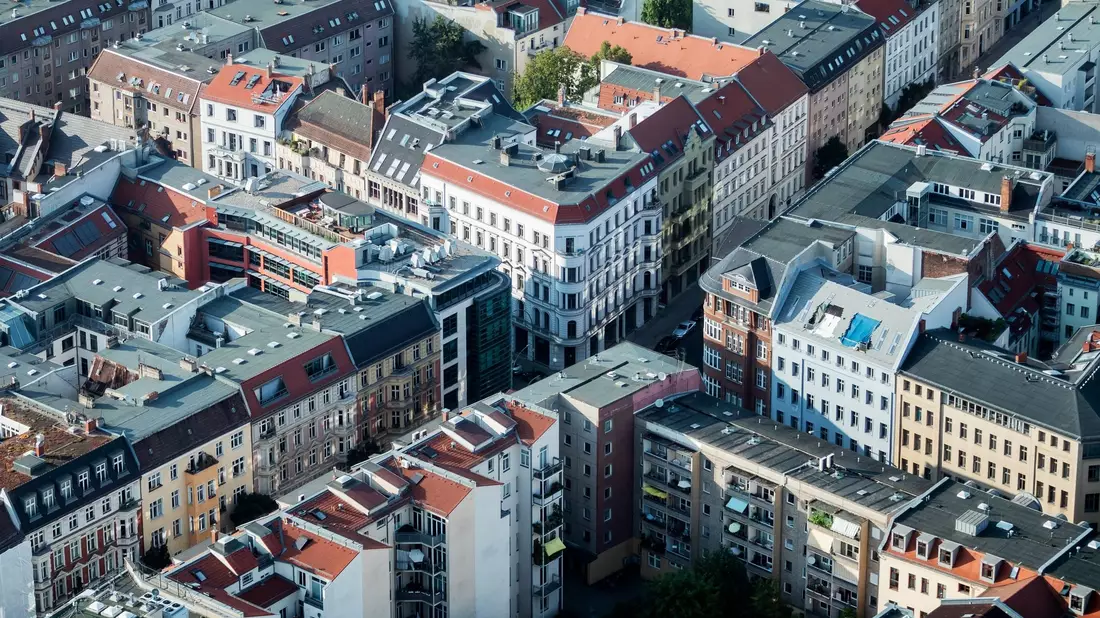Laut Zahlen des Verfassungsschutzverbunds befanden sich 2022 61 Prozent der bundesweit 210 rechtsextremistisch genutzten Immobilien in Thüringen, Sachsen, Sachsen-Anhalt, Brandenburg, Mecklenburg-Vorpommern und in Berlin (Symbolbild). - Bild: Christoph Soeder/dpa