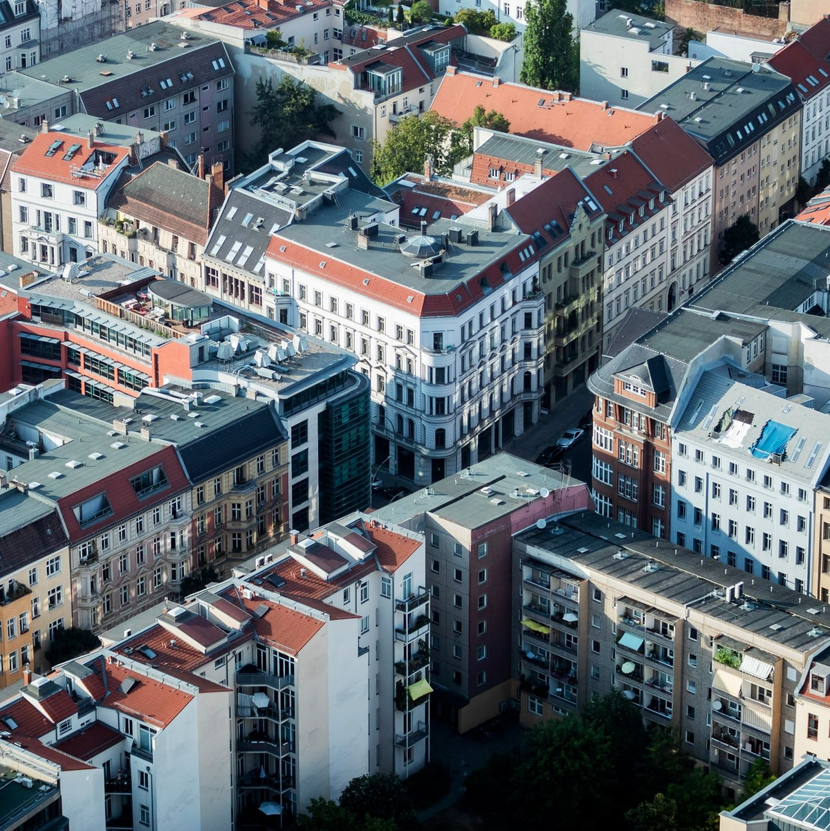 Laut Zahlen des Verfassungsschutzverbunds befanden sich 2022 61 Prozent der bundesweit 210 rechtsextremistisch genutzten Immobilien in Thüringen, Sachsen, Sachsen-Anhalt, Brandenburg, Mecklenburg-Vorpommern und in Berlin (Symbolbild). - Foto: Christoph Soeder/dpa