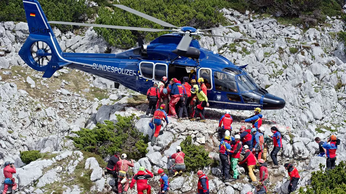 Rettungskräfte tragen am 19.06.2014 am Untersberg bei Marktschellenberg (Bayern) nahe des Einstiegs der Riesending-Schachthöhle den verletzten Höhlenforscher Johann Westhauser auf einer Trage in einen Helikopter der Bundespolizei. - Bild: Nicolas Armer/dpa