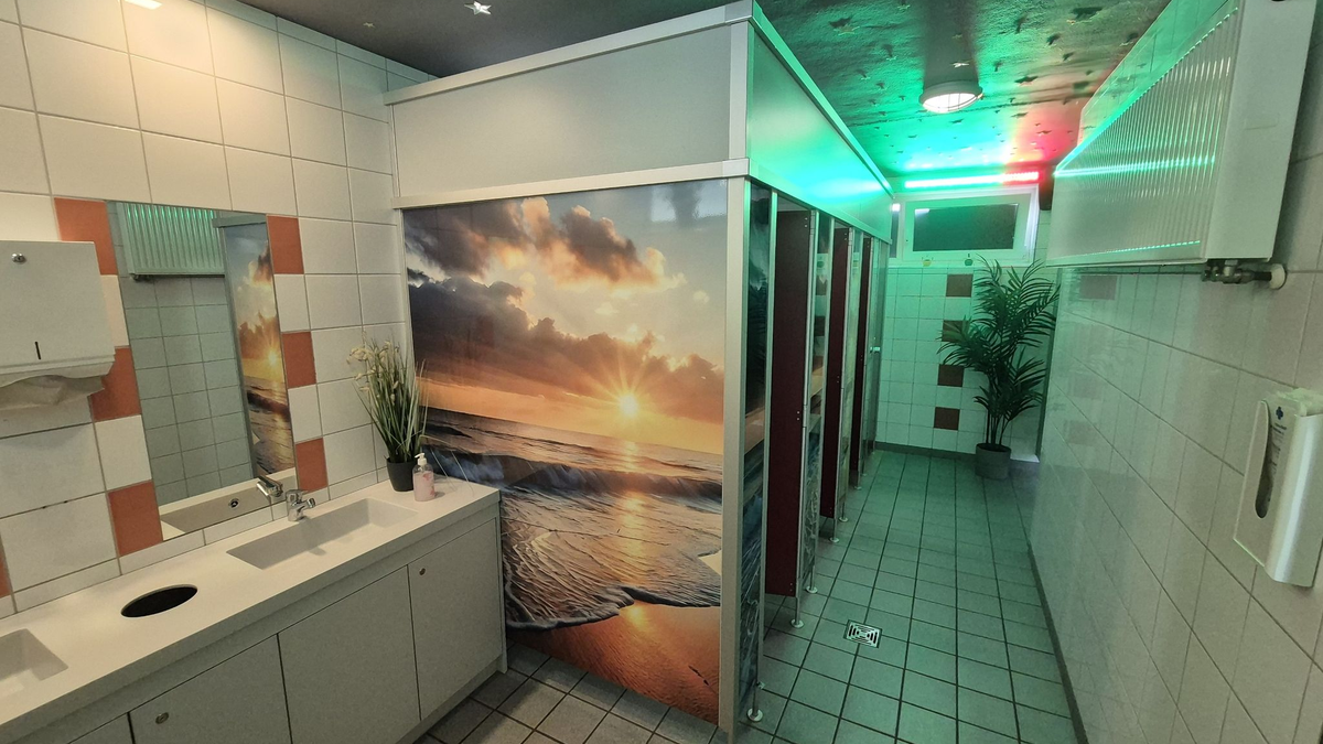 Blick in einen Toilettenbereich der Hellweg Realschule in Unna-Massen. - Foto: Sascha Thelen/dpa