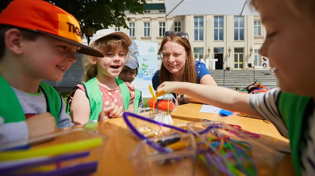 MINTmachtage: 100 Kinder forschen und feiern mit Bildungsministerin Stark-Watzinger zur Freiheit - Bild: presseportal.de