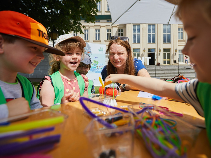 MINTmachtage: 100 Kinder forschen und feiern mit Bildungsministerin Stark-Watzinger zur Freiheit - Foto: presseportal.de